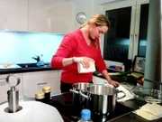 Katharina beim Kochen