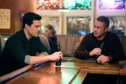 Gespräch an der Bar, l-r: Brett Dalton als Jason Pelham, Taylor Kinney als Kelly Severide
