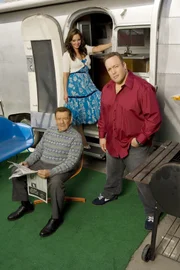 8. Staffel: (v.l.) Arthur (Jerry Stiller), Carrie (Leah Remini) und Doug (Kevin James)