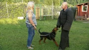 Martina Höfer mit Airedale-Terrier-Mix "Tammo", Trainer heißt Sascha Lorenz