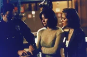 Phoebe (Alyssa Milano, r.) begleitet ihre Schwester Prue (Shannen Doherty, M.) ins Gefängnis.