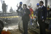Nach einer verheerenden Explosion unterstützt Dr. Cal Lightman (Tim Roth, Mi.) die Feuerwehr und Mitarbeiter des Katastrophenschutzes. Einsatzleiter Stevens (Chris McGarry, re.) beaufsichtigt die Aktion.  +++