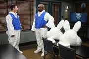 Jake Peralta (Andy Samberg, l.); Ray Holt (André Braugher, r.)