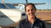 Heldinnen der Lüfte  Als Buschpilotin im australischen Outback  Hannah Jane Cash ist Buschpilotin in William Creek, dem kleinsten Ort Südaustraliens.    Copyright: SRF/Jörg Daiber