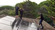 Die Solaranlage wird auf das Dach der Villa Geissini montiert. Da Robert keine Zeit hat, soll Davina das Montieren der Anlage überwachen..