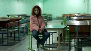 Taisiya im Luftschutzkeller ihrer Schule in Sumy. Weil der Keller zu klein ist für alle Schüler und Schülerinnen, hat sie oft zuhause Onlineunterricht.