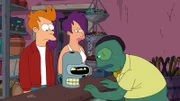 Auf einem kriminellen Planeten wird Benders (2.v.l.) vollständiger Körper geklaut. Leela (2.v.r.) und Fry (l.) versuchen mühsam, alle Einzelteile von ihm, die in das gesamte Universum verkauft worden sind, wieder einzusammeln ...