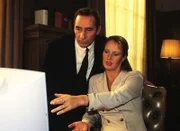 Staatsanwältin Charlotte Glaser (Britta Schmeling) und Oberstaatsanwalt Gerhart Lotze (Henry van Lyck) entdecken im Internet Botschaften des "Gustav Regler Kulturvereins".