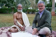 Christopher Clark mit einem indischen Yogi. Yoga wurde von der Unesco als immaterielles Weltkulturerbe anerkannt.