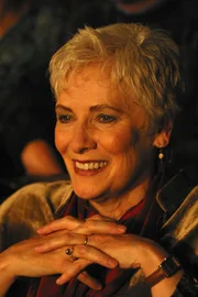 Sharonas Mutter (Betty Buckley) amüsiert sich beim Theaterstück, in dem ihre Tochter Gail eine große Rolle spielt.