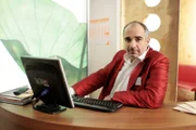 Michael Niavarani (Dr. Stefan Maroudi).