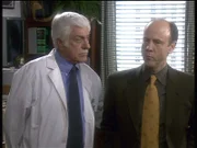 Dr. Mark Sloan (Dick Van Dyke, l.) kann dem vermeintlichen Arzt Frederick Wilson (Jim Ortlieb, r.) nichts nachweisen, obwohl er sich mehrerer Verbrechen schuldig gemacht hat.