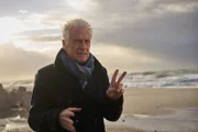 Hauptkommissar Theo Clüver (Robert Atzorn) sucht am Strand nach Zeugen.