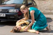 Giovanna Pellegrini (Christina Do Rego, liegend) regt sich so sehr über die Parkplatzdiebin Julia (Mirka Pigulla, r.) auf, dass sie sogar in Ohnmacht fällt. Da muss eine andere Ursache dahinter stecken. Julia holt den Krankenwagen.