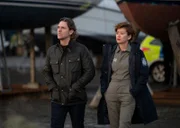 Michael McAndrews (Jamie Sives) und Blair Ferguson (Katie Leung) ermitteln auf dem Gelände einer Bootswerft.