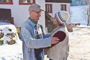 Bea (Christiane Brammer) überrascht ihren skeptischen Ehemann (Peter Schell).