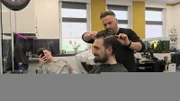 Um einen gepflegten Eindruck beim Vorstellungsgespräch zu machen, gönnt sich Jerrick einen professionellen Haarschnitt
