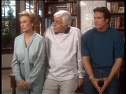 Sudie (Cloris Leachman, l.) ist enttäuscht, weil sie ihre Dienste als Krankenpflegerin für Mark (Dick Van Dyke, M.) weder von ihrem eigenen Patienten noch von Steve (Barry Van Dyke) gewürdigt sieht.