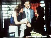Lieutenant Gillis (Richard B. Shull, M.) stellt Jennifer Hart (Stefanie Powers, r.) seine Freundin (Melissa Steinberg, l.) vor, die ein großer Fan der Harts ist ...