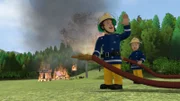 Der Grillwettbewerb zwischen Trevor und Tom geht in Flammen auf. Die Feuerwehr muss eingreifen.