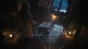 Bevor Nostradamus seine Prophezeiungen treffen kann, zeichnet er ein Pentagramm auf den Boden. Es soll seinen Geist schützen.