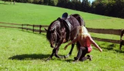Charlie (Sinje Irslinger) tanzt mit ihrem Pferd.