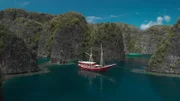 Taucher erkunden das Meer um Raja Ampat meist von Booten aus, da viele Inseln unbewohnbar sind.