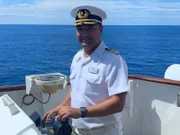 Kapitän Robert Fronenbroek auf der Nock der "Weißen Lady" vor der Insel La Digue, Seychellen, im Indischen Ozean.