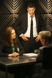 Brennan (Emily Deschanel) und Booth (David Boreanaz, M.) befragen Dr. Noah Itzkowitz (Robert Curtis) und erfahren so Dinge über Agent Flynn, die so keiner erwartet hatte.  +++