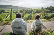 Die friedliche Landschaft täuscht: Friedemann Berg (Hans-Jochen Wagner) und Franziska Tobler (Eva Löbau) sind vor Ort, weil sie hier in einem Fall von Körperverletzung und Vergewaltigung ermitteln.