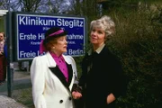 15. Hannelore Wichert (Maria Sebaldt) und Oma Käthe (Edith Schollwer) haben sich auf den Weg gemacht um Freundin Gerda (Inge Wolffberg) im Krankenhaus zu besuchen.