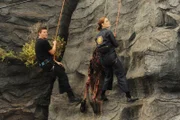 Brennan (Emily Deschanel) und Booth (David Boreanaz) müssen zum Fundort der Leiche klettern.  +++