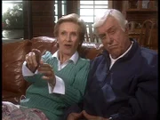Dr. Sloan (Dick Van Dyke, r.) und seine Krankenpflegerin Sudie (Cloris Leachman, l.) sehen sich ein Video vom Haus ihres Nachbarn Calvin an, der unter Mordverdacht steht. Dabei machen Sie eine interessante Entdeckung.