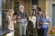 (v.l.n.r.) Farrah (Rachel Bay Jones); Jerry (Ed Begley jr.); Phil (Ty Burrell); Claire (Julie Bowen)