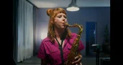 Lena (Sarah Bauerett) spielt auf ihrem Saxophon.