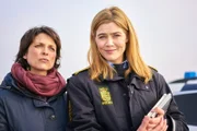 In Dänemark werden Ina Behrendsen (Julia Brendler, l.) und Hinnerk Feldmann von den dänischen Kollegen Astrid Mikaelson (Sofie Lassen-Kahlke, r.) und Matthis Mikaelson unterstützt.