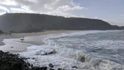 Der Waimea Beach an der North Shore Oahus ist im Winter bekannt für seine Monsterwellen. Im Sommer ist das Meer hier eher ruhig.