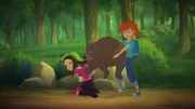 Samantha (l.) und Zoé (r.) bekommen es mit einem Bärenjungen zu tun, das es auf die Blaubeeren in Samanthas Rucksack abgesehen hat.