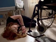 Jule Winkler (Hanna Schwamborn) ist bei einem Fluchtversuch aus der Klinik aus dem Krankenbett gestürzt. Es besteht die Gefahr, dass sich ihr Beckenbruch verschoben hat.