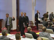 00 Uhr. Protest und Provokation: Die NPD-Fraktion verlässt die konstituierende Sitzung des Landtages.