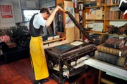 In der 125-jährigen Mainzer Buchbinderei verrichten uralte Maschinen ihren Dienst wie diese Schneidemaschine.