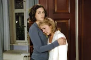 Nelly (Alissa Jung, l.) ist hin- und hergerissen, als Carola (April Hailer, r.) mit Liebeskummer aufgelöst vor der Tür steht. Eigentlich wäre sie mit Mark zum Abendessen verabredet gewesen ...