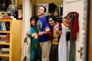 Sheldon (Jim Parsons, M.), Rajesh (Kunal Nayyar, r.) und Howard (Simon Helberg, l.) hören eine Grille zirpen. Sheldon behauptet, aus der Häufigkeit der Zirplaute dieser Grille auf ihre Art schließen zu können ...