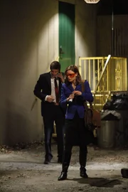 Booth (David Boreanaz) und Brennan (Emily Deschanel) finden heraus, dass das Opfer ein aktives Mitglied in ein einer Single-Börse war, und das, obwohl ihre Hochzeit bevorstand. Ein Tatmotiv?