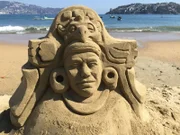 Sandburg am Strand von Acapulco, Mexiko.