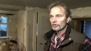 Michael (55) hat für sich und seine Tochter Tochter Olivia (7) ein altes Fachwerkhaus gekauft