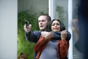 Ria Torres (Monica Raymund) steht unter Schock: Sie ist vom Hauptverdächtigten Eric Matheson (Garret Dillahunt) als Geisel genommen worden. Kann sie den Täter überwältigen?