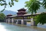 Brücke zum Dorf Yushe in der Provinz Anhui.