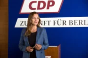 Susanne Kröhmer (Anna Loos) lässt sich als Bürgermeisterkandidatin der CDP aufstellen.