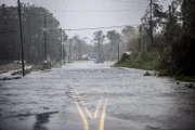 Eine Straße befindet sich im Hochwasser während des Hurrikans Florence in Wilmington, North Carolina, getaucht.